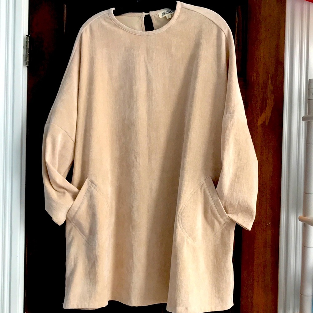 Boxy, tan Listicle dress with pockets